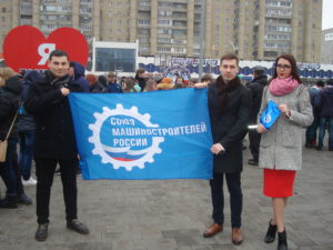 Торжественный митинг "Крымская весна" собрал на площади у ДС "Кристалл" в областном центре около 15 тысяч человек