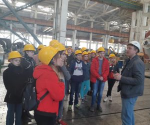 Школьники и студенты познакомились с производственным процессом завода «Комсомолец» имени Н.С. Артемова